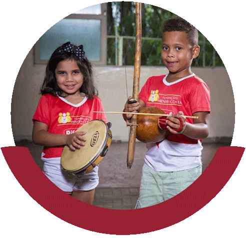 Imagem de duas crianças tocando berimbau em ação da Pif Paf Solidária nossa gente.