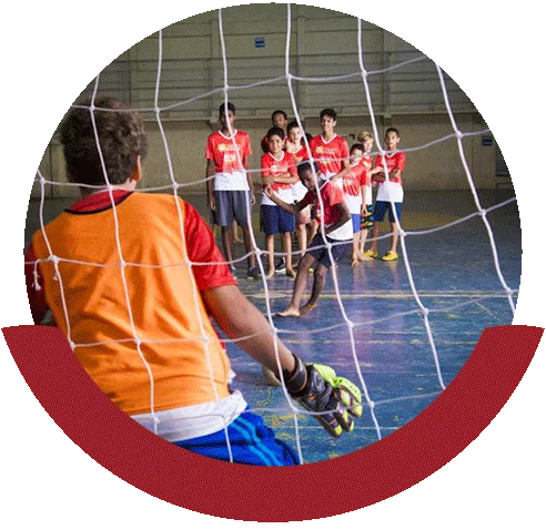 Imagem de crianças jogando bola em quadra esportiva da Fundação Mendes Costa, nossa gente.