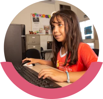 Imagem de criança acessando a internet em um computador da Fundação Mendes Costa.