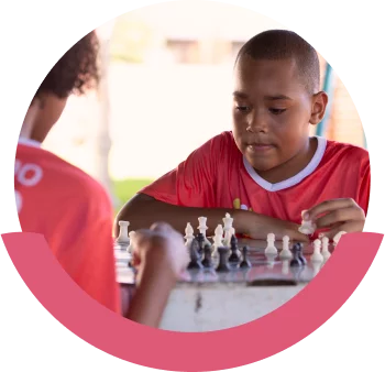 Imagem de adolescentes jogando xadrez na Fundação Mendes Costa.